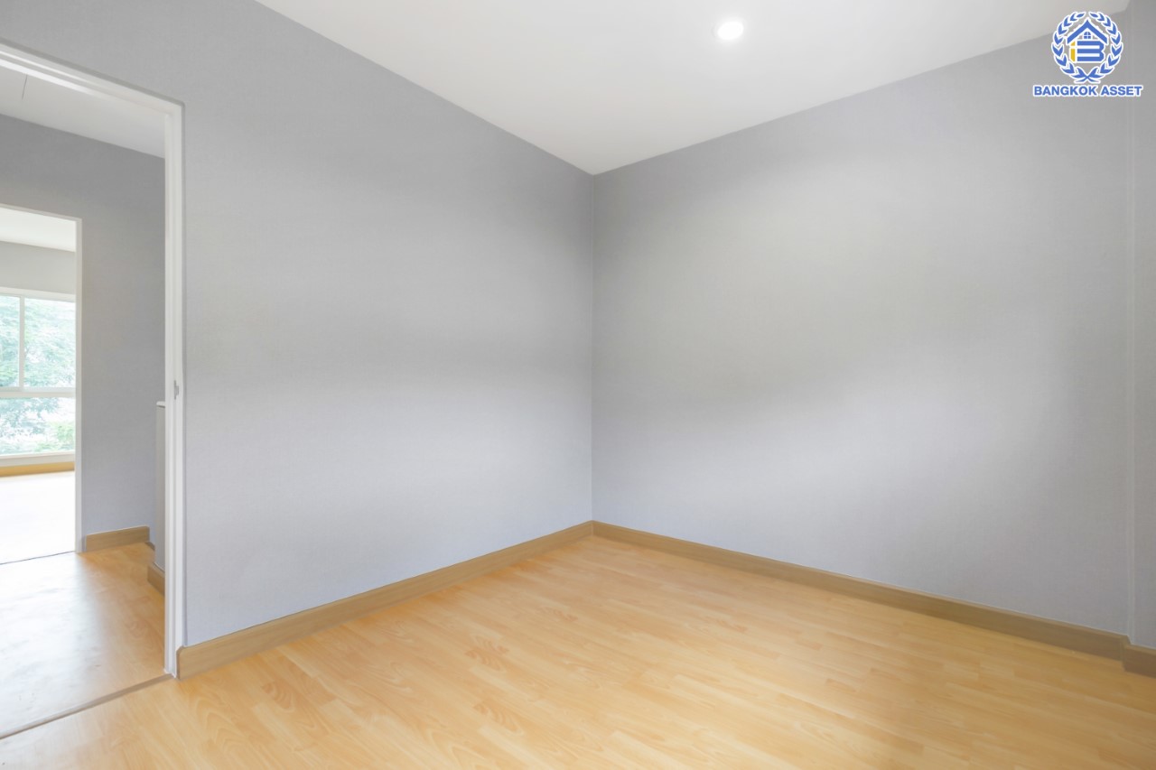 บ้านมือสองตกแต่งใหม่ ม.โนเบิลจีโอ วัชรพล ดีไซน์สุดโดดเด่น เนื้อที่ 54.4 ตร.ว. ฟังก์ชัน 3 ห้องนอน 2 ห้องน้ำ จอดรถได้ 2 คัน บนทำเลเดินทางสะดวก ใกล้เซ็นทรัลรามอินทรา, ห้าแยกวัชรพล, จุดขึ้นทางด่วน "ฉลองรัช" และรถไฟฟ้าสายสีชมพู "สถานีวัชรพล"